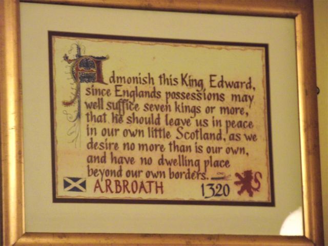 De verklaring van Arbroath (Declaration of Arbroath). 
Het is duidelijk geen liefdesverklaring aan de Engelsen.